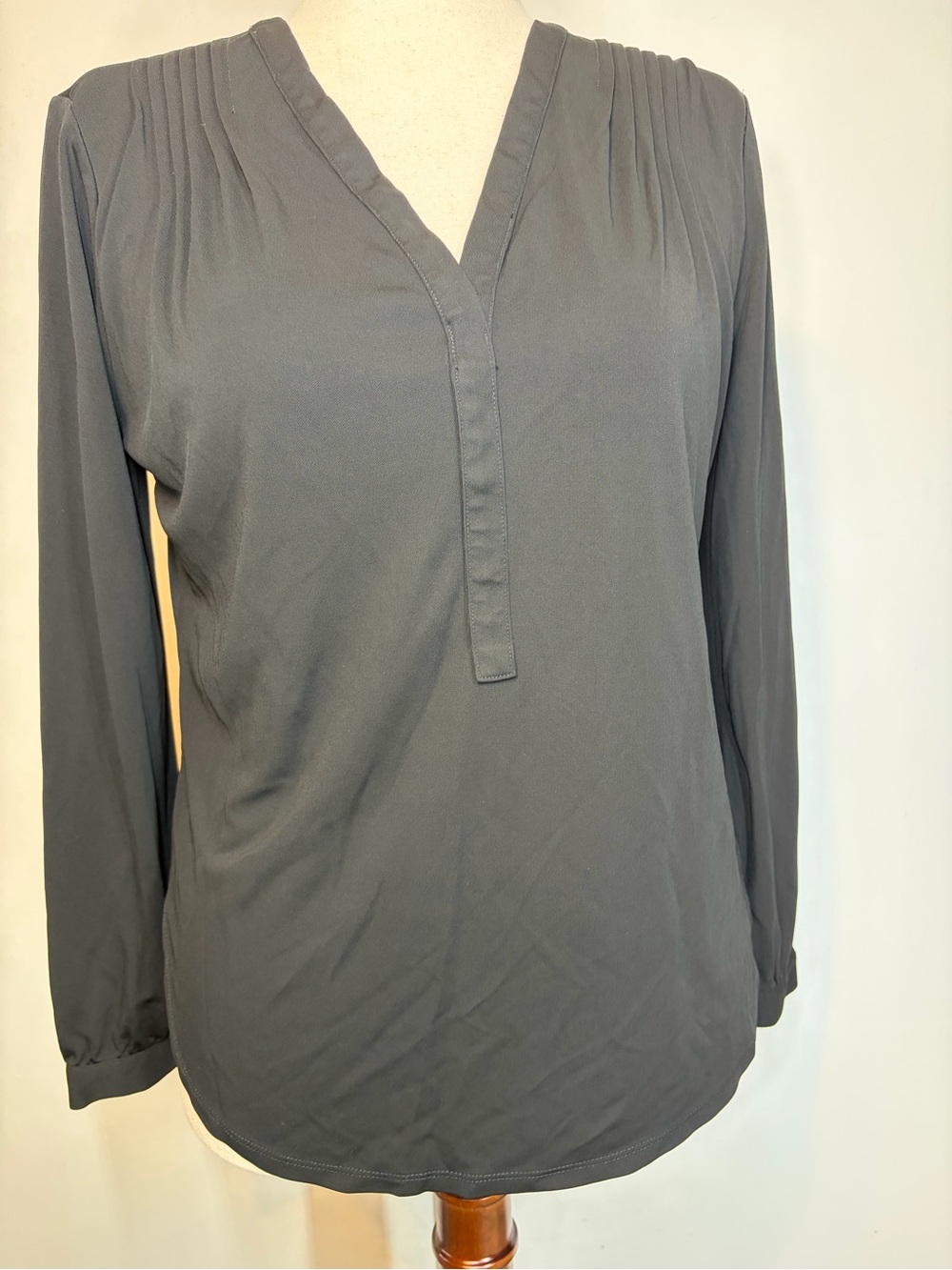 Large Ann Taylor Black Pleated Shoulder V-Neck Blouse Long Sleeve EUC